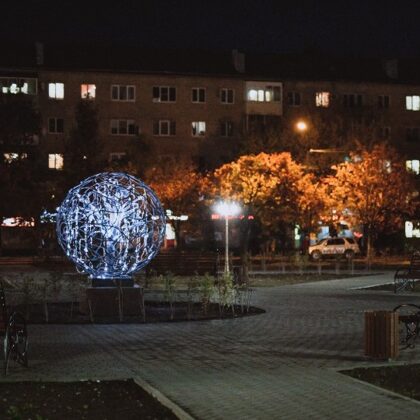 Световой фонтан в виде дерева вяз в сквере микрорайона "Север" (2018 г.)