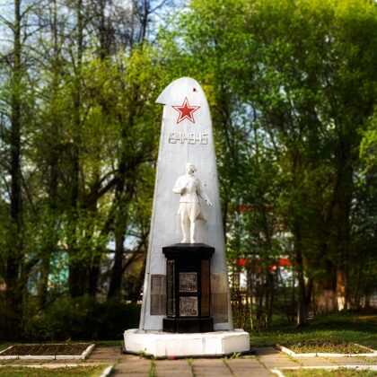Памятник летчикам - воспитанникам Вязниковского аэроклуба (1963 г.)