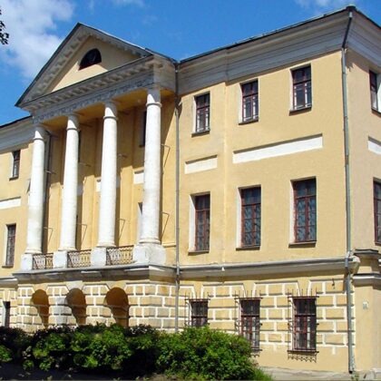 Одно из старейших гражданских зданий города - жилой дом купца И.И. Кашина (1797 г.)