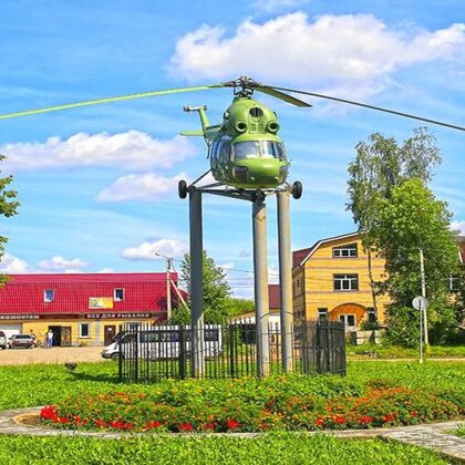 Памятный знак-вертолет Ми-2 в честь 70-летия Победы в Великой Отечественной войне (2015 г.