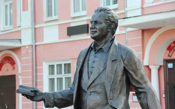 Памятник поэту-песеннику, уроженцу г.Вязники, А.И.Фатьянову (2019 г.)