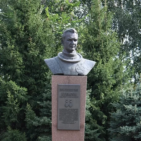Бюст В.Н.Кубасова, летчика-космонавта, уроженца г.Вязники (1983 г.)