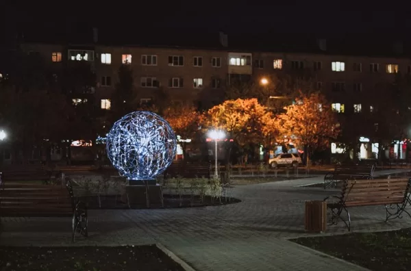 Световой фонтан в виде дерева вяз в сквере микрорайона "Север" (2018 г.)