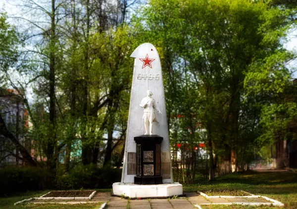 Памятник летчикам - воспитанникам Вязниковского аэроклуба (1963 г.)