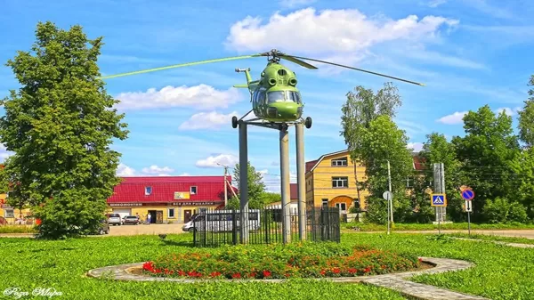 Памятный знак-вертолет Ми-2 в честь 70-летия Победы в Великой Отечественной войне (2015 г.